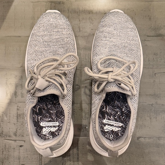 Avia Light Gray Athletic Shoes. Casual Every Day Shoe Womens 8.5. Minimal wear. - Picture 2 of 10